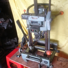 MÁY ĐỤC MỘNG VUÔNG HITACHI KHỔ NHỎ